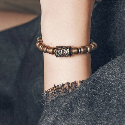Bracelet Reiki en Verre Coloré et Breloque en Cuivre Martelé – Bohème Esprit Népal