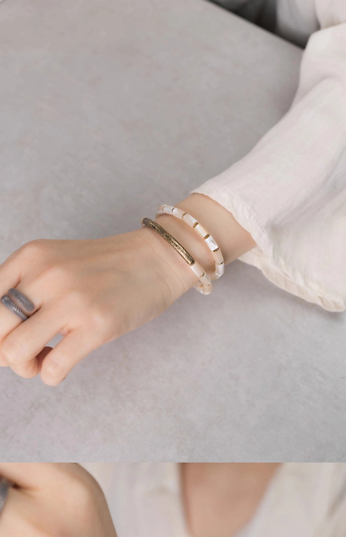 Bracelets à Accumuler Coquillage et Laiton – Set Minimaliste Tons Neutres pour Femme