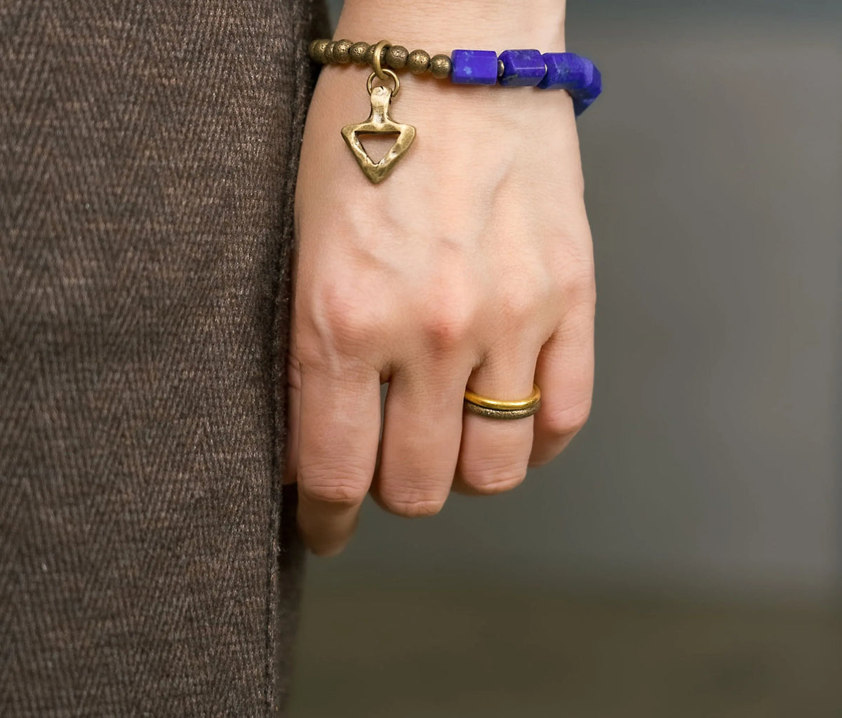 Bracelet Lapis Lazuli et Laiton avec Pendentif Triangle – Fait Main