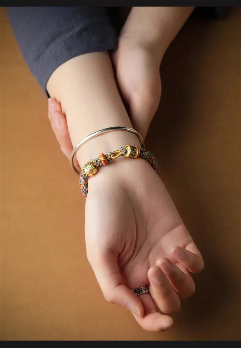 Quatre variantes du bracelet tibétain : vert, multicolore, rouge et noir avec perles mantras.