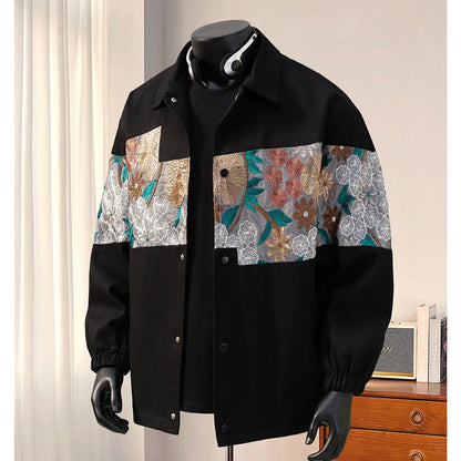 Veste noire ample portée sur un mannequin, soulignant la coupe droite et les détails brodés sur la poitrine.