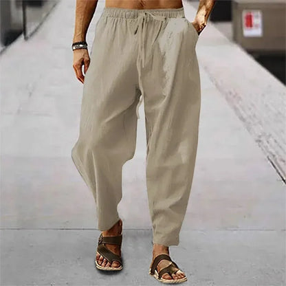 Pantalon en lin beige sable, texture naturelle légère et coupe large pour un confort optimal.
