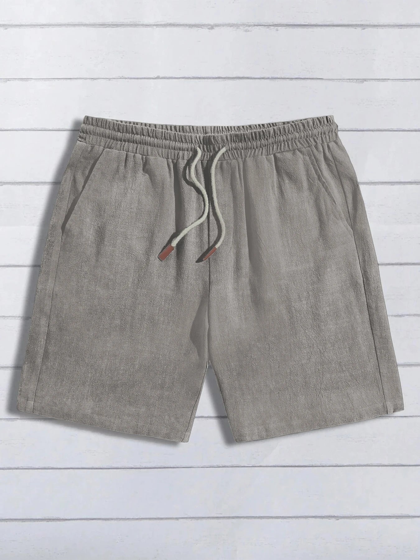 Vue arrière du short d'été beige montrant la coupe fluide et les coutures soignées.