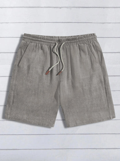 Vue arrière du short d'été beige montrant la coupe fluide et les coutures soignées.