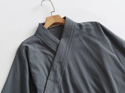 Détail des attaches latérales et de la coupe droite du kimono bleu marine de style authentique.