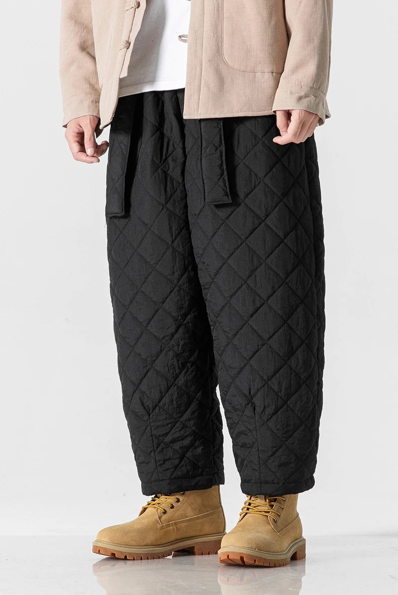 Vue d'ensemble du sarouel matelassé gris, idéal pour un style décontracté et zen.