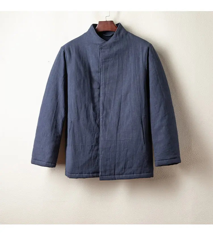 Veste Hanfu matelassée suspendue, mettant en avant sa silhouette fluide et son confort hivernal.