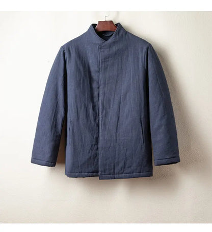 Veste Hanfu matelassée suspendue, mettant en avant sa silhouette fluide et son confort hivernal.