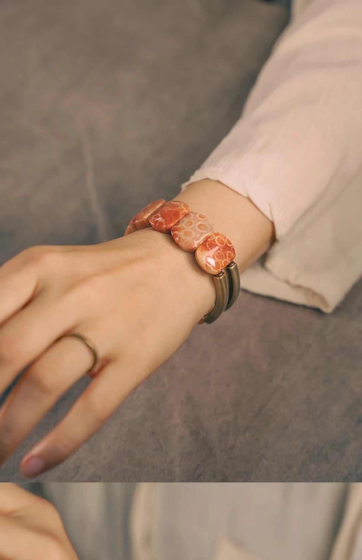 Bracelet Pierre Rouge Naturelle et Perles de Laiton – Bijou Yoga et Sérénité Unisexe