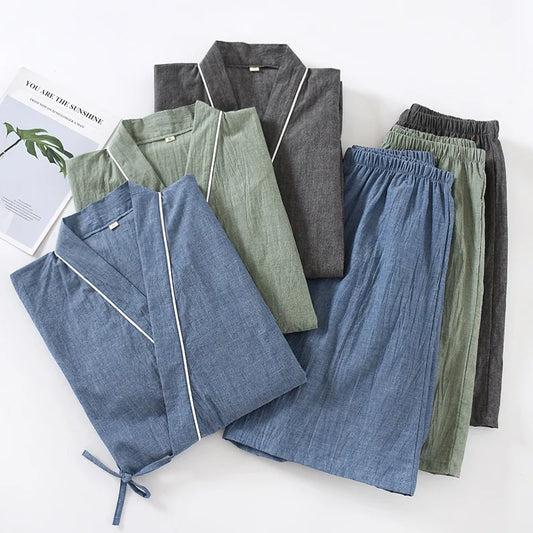 Détail d'un yukata de nuit pour homme en coton bleu ciel avec short assorti, style zen japonais.