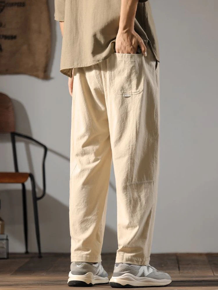 Vue de dos du pantalon en lin beige pour homme, coupe droite avec poche plaquée et texture naturelle fluide.