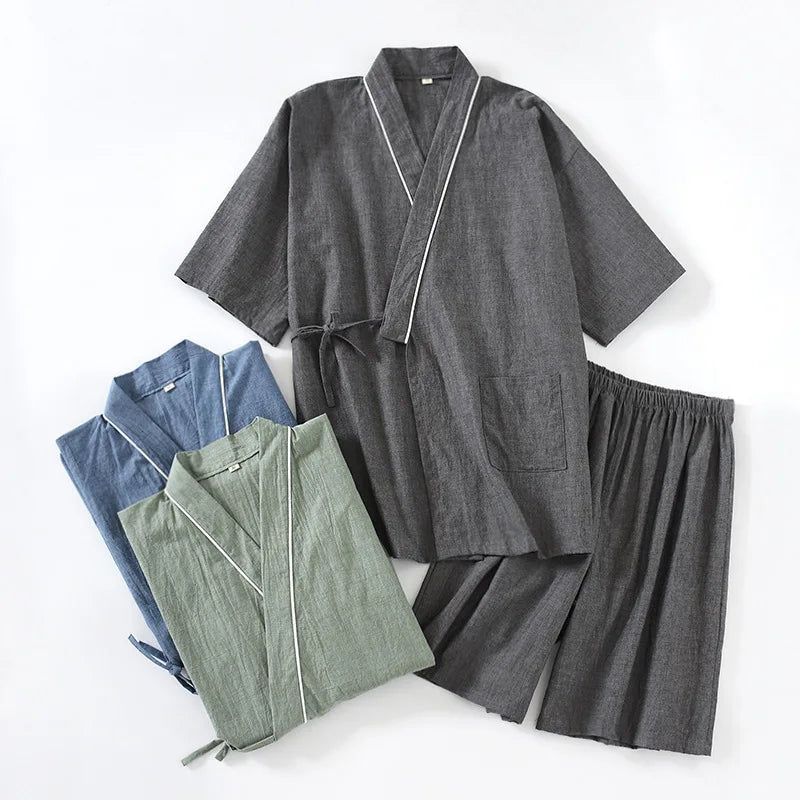 Ensemble pyjama kimono homme en coton gris, bleu et vert sauge pliés sur fond blanc.