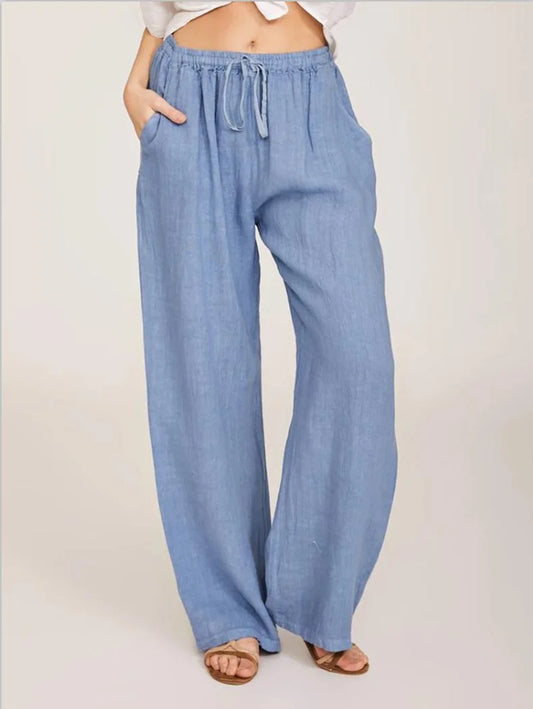 Pantalon fluide gris clair en coton et lin, texture naturelle et coupe vaporeuse pour un style minimaliste.