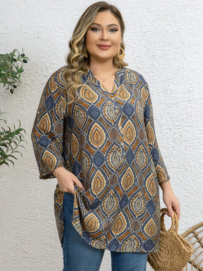 Chemisier grande taille à motif ornemental café doré et gris, vue de face portée avec un sac en paille.