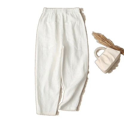 Vue de dos du pantalon harem blanc en coton, mettant en relief les deux grandes poches arrière carrées.