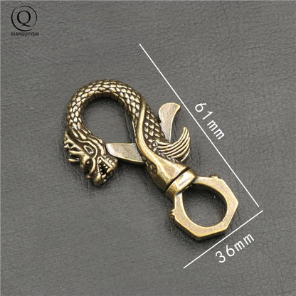 Mousqueton dragon en cuivre sculpté, design robuste de 61 mm par 36 mm, finition patinée artisanale.