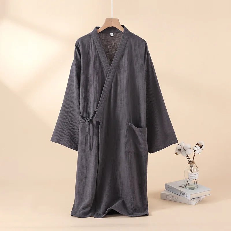 Silhouette complète de la robe kimono grise soulignant son design ample et relax.