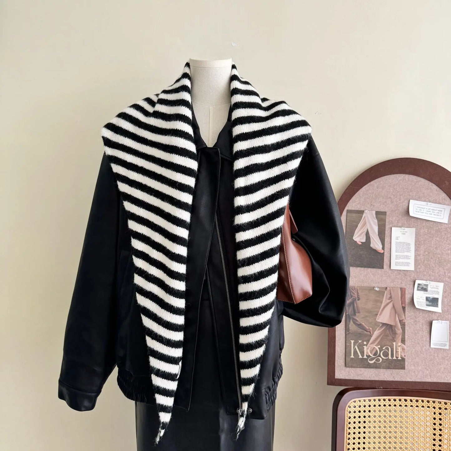 Châle à rayures bleu et gris, accessoire de mode hivernale en laine douce pour un confort optimal.