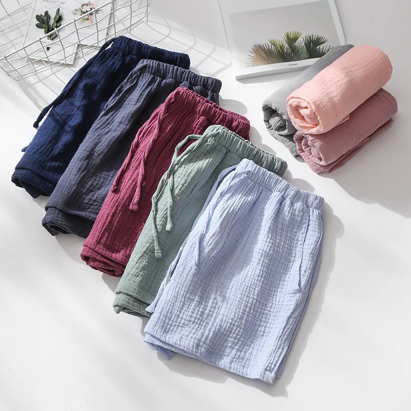 Sélection de shorts de pyjama en gaze de coton colorés pliés, texture gaufrée visible