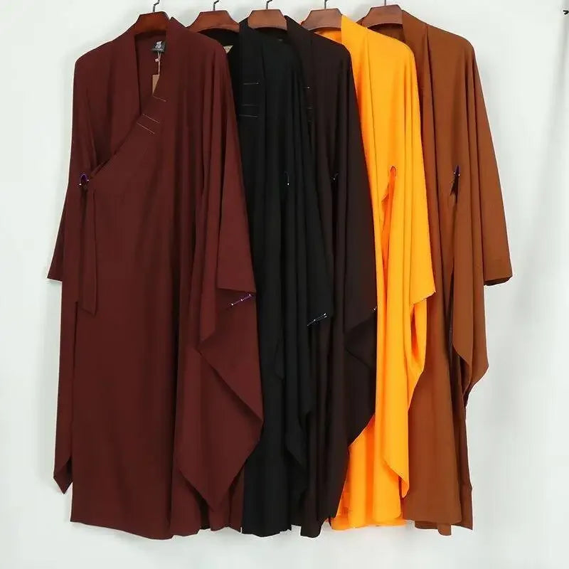 Robe de méditation bouddhiste en coton et lin déclinée en plusieurs coloris naturels suspendue sur cintres.