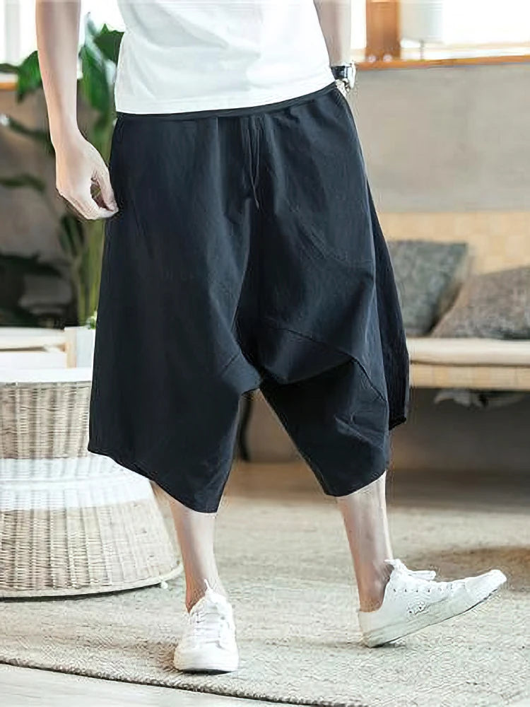 Short large style japonais noir, entrejambe bas et taille élastique ajustable, matière légère et naturelle.