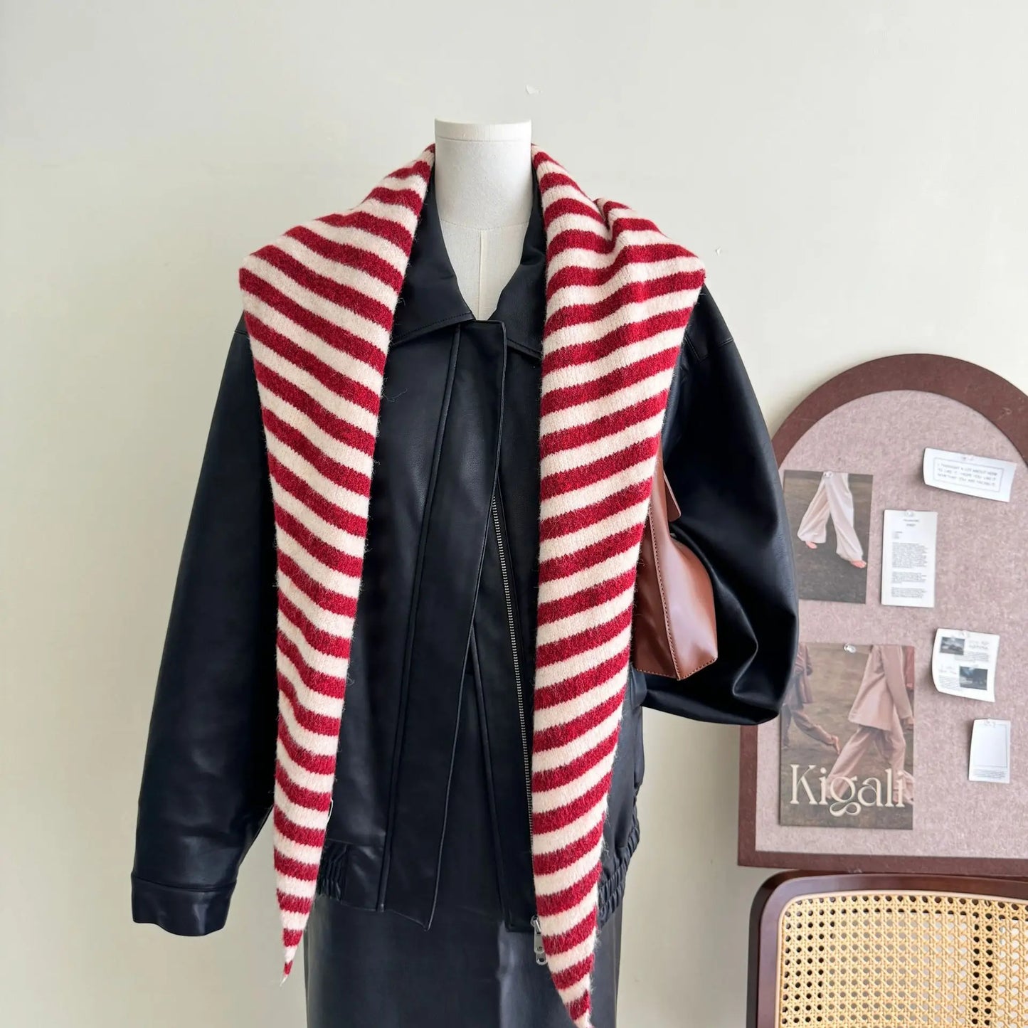 Focus sur le châle rayé marron et noir, une pièce sobre en maille chaude pour affronter le froid.