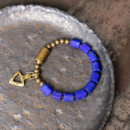Bracelet Lapis Lazuli et Laiton avec Pendentif Triangle – Fait Main