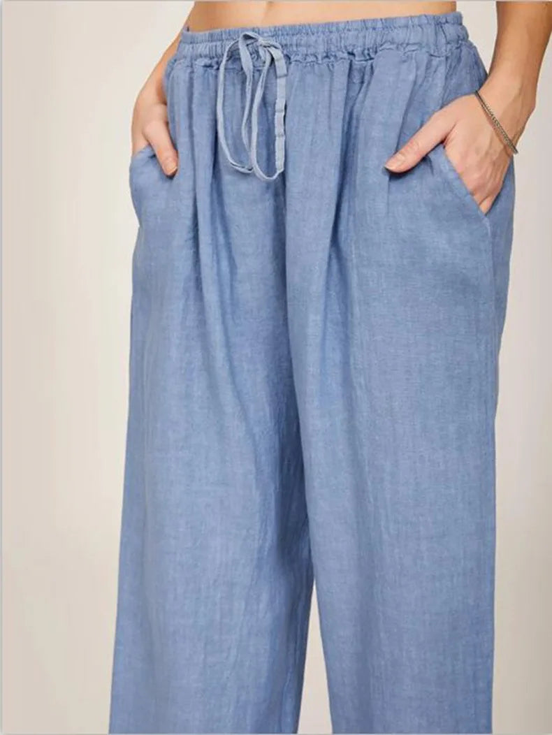 Pantalon large bleu azur en coton-lin, coupe relaxante et tissu léger parfait pour une tenue de vacances.