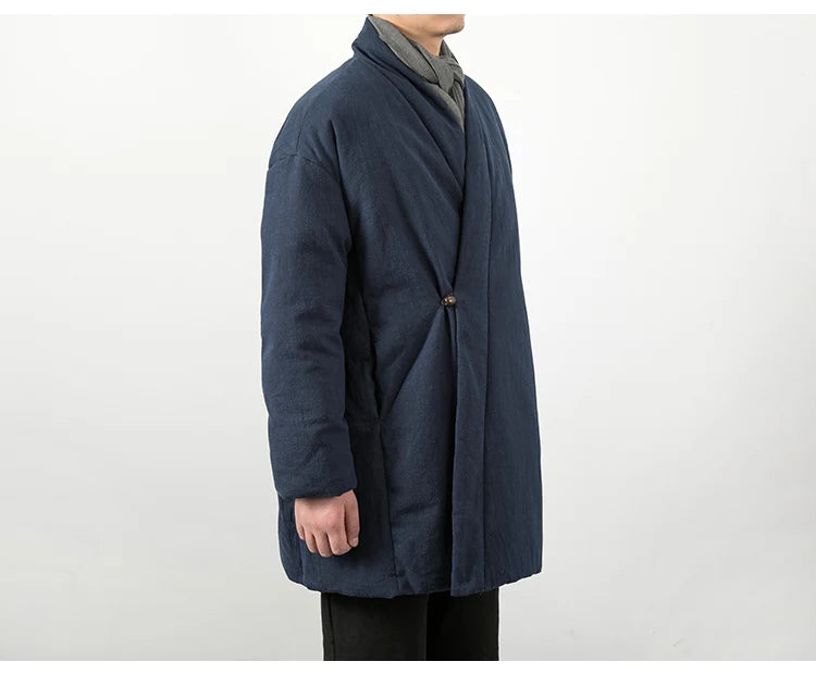 Portrait en pied du manteau d'hiver en lin gris, allure zen et décontractée pour homme.