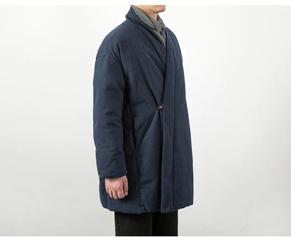 Portrait en pied du manteau d'hiver en lin gris, allure zen et décontractée pour homme.
