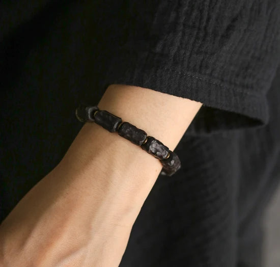 Bracelet Ébène Sculptée Rétro et Breloque Vajra en Laiton – Bois Noir Véritable