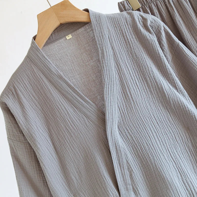Zoom sur le coton gaufré gris montrant la texture alvéolée et le lien de fermeture de la veste.