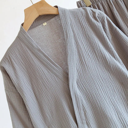 Zoom sur le coton gaufré gris montrant la texture alvéolée et le lien de fermeture de la veste.