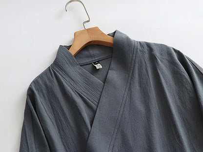 Hanfu masculin bleu marine en mélange lin et coton, tenue de méditation au tombé élégant.