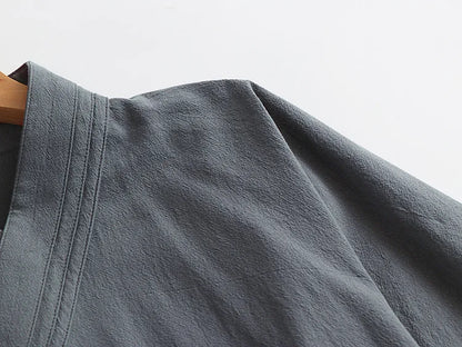 Kimono japonais blanc épuré, focus sur la coupe oversize et les finitions soignées.