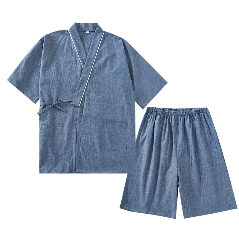 Ensemble pyjama bleu pour homme avec veste kimono à nouer et short assorti en coton respirant.