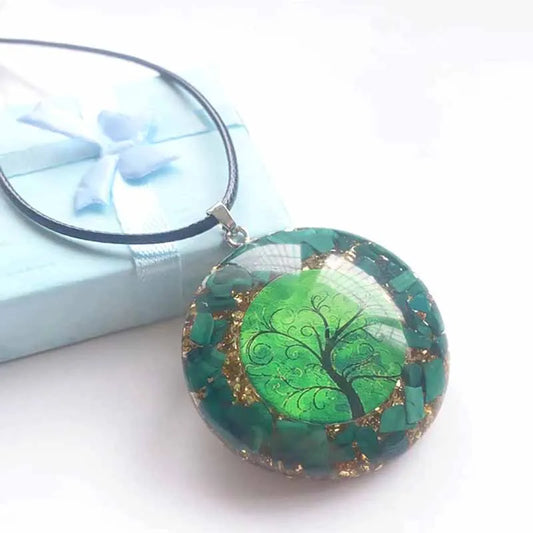 Pendentif orgonite rond malachite verte avec symbole arbre de vie doré et éclats de pierres