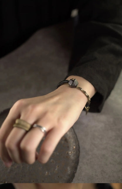 Bracelet Ébène et Breloque en Laiton – Style Rétro Bohème, Esprit Africain