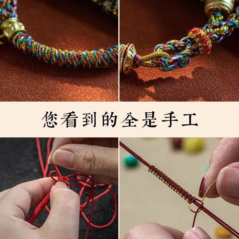 Gros plan sur la corde tibétaine tressée multicolore et une perle dorée ciselée.