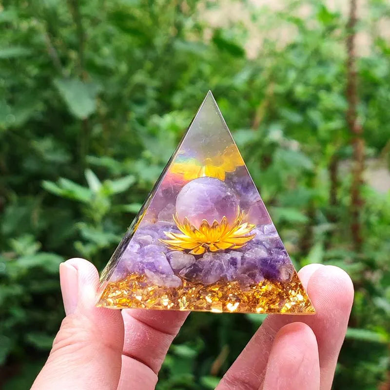 Face avant : pyramide d'orgonite avec sphère d'améthyste sur fleur de lotus et base de cristaux violets.