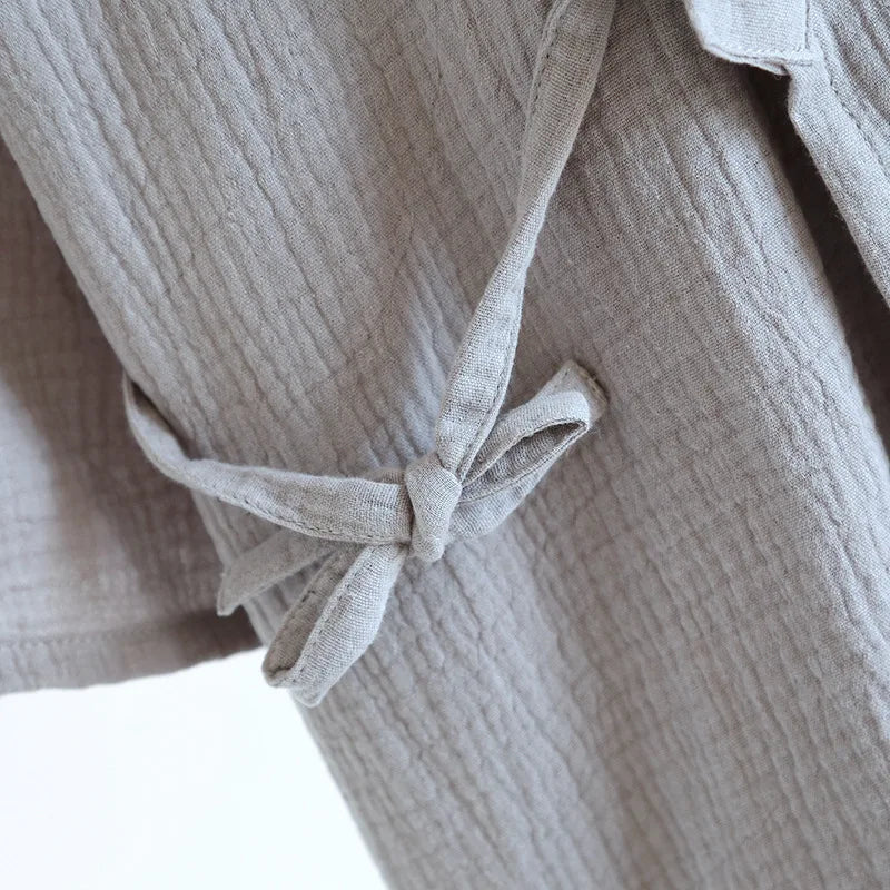 Focus sur la ceinture élastique du pantalon de pyjama, conçue pour un confort quotidien optimal.