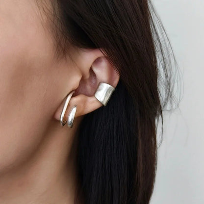 Détail du système de fixation ajustable de la bague d'oreille double cercle vintage.