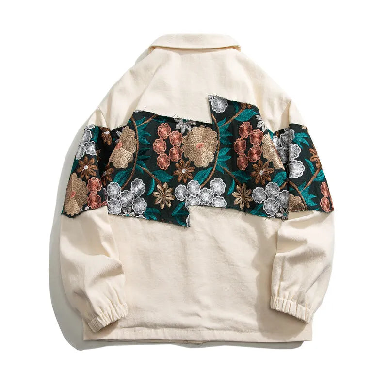 Vue de dos de la veste vintage beige révélant un large patchwork floral aux broderies colorées artisanales.