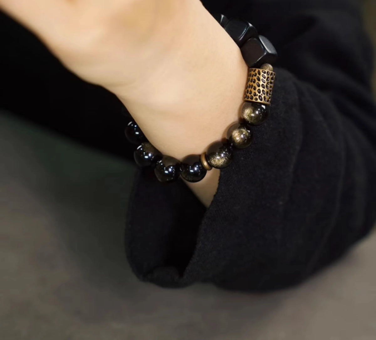 Bracelet Vintage Ébène et Obsidienne Dorée avec Accents de Laiton – Fait Main Unisexe