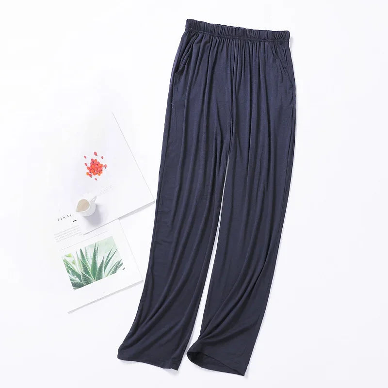 Pantalon de nuit bleu marine en modal, taille froncée élastique et tombé fluide élégant.