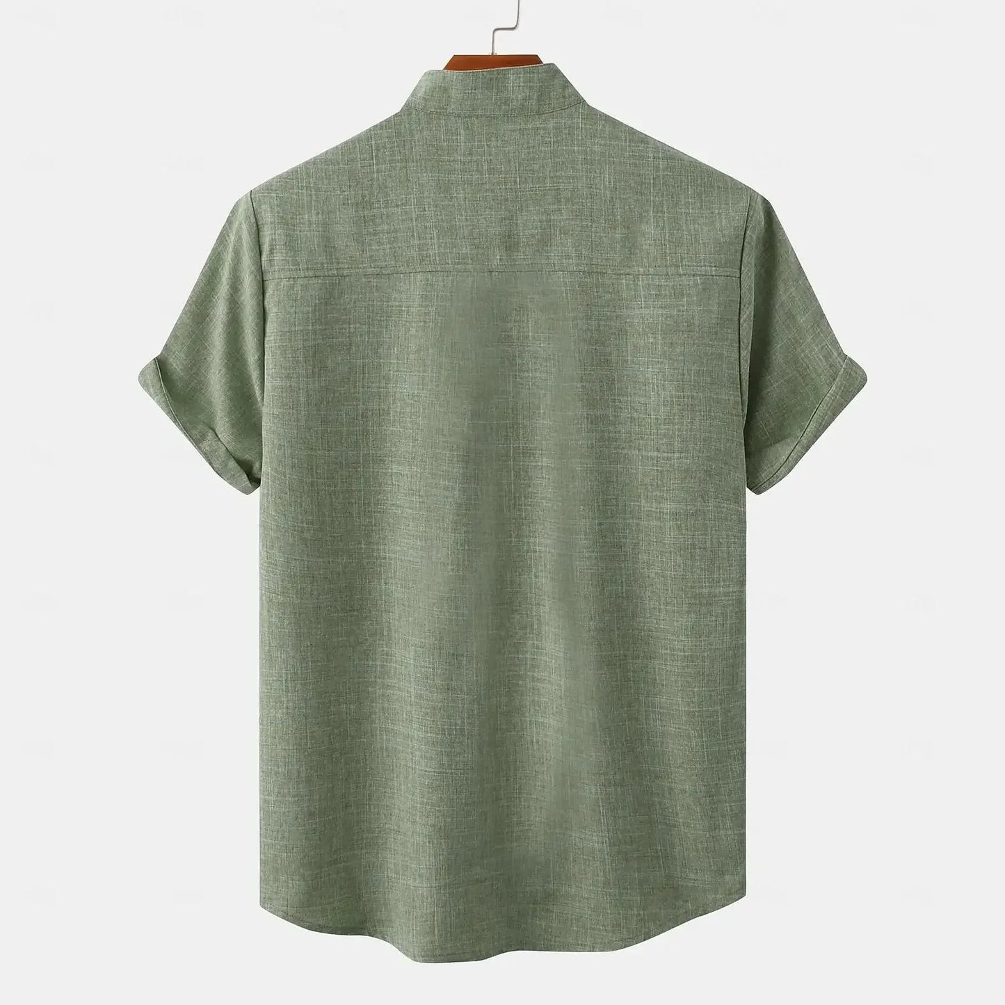Vue de dos de la chemise vert sauge en lin et coton, coupe droite et épurée sur cintre.