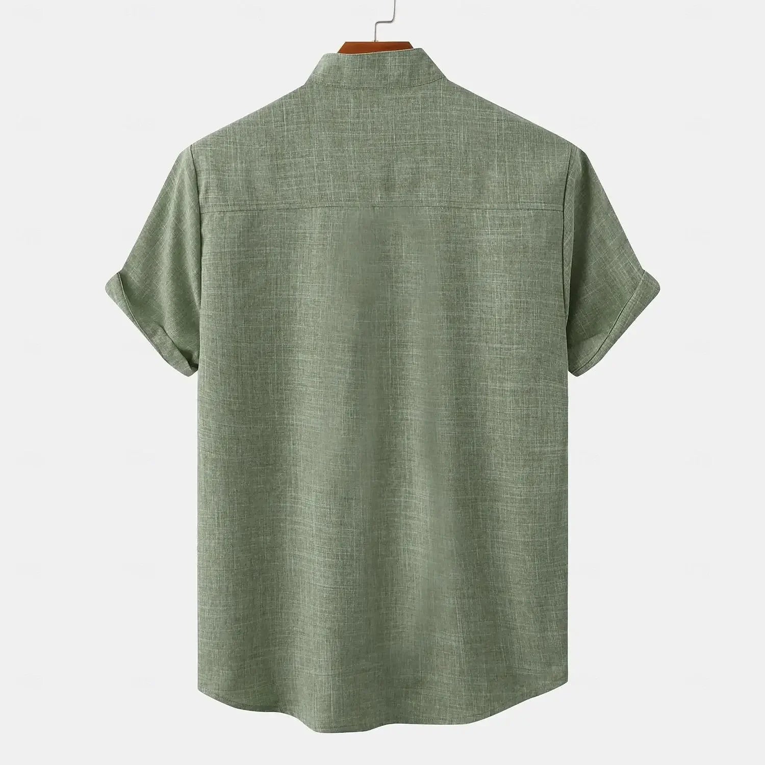 Vue de dos de la chemise vert sauge en lin et coton, coupe droite et épurée sur cintre.