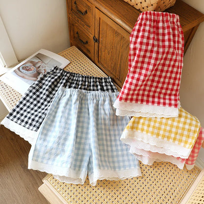 Vue du short de pyjama vichy rouge et blanc montrant la taille élastique et la fluidité de la coupe.