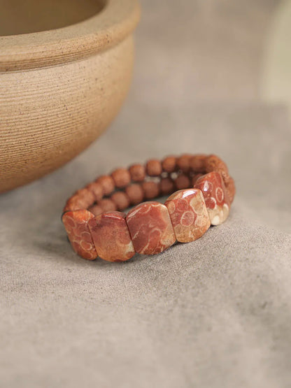Bracelet Double Rang Rudraksha, Pierre Corail et Laiton – Bijou Oriental de Couple