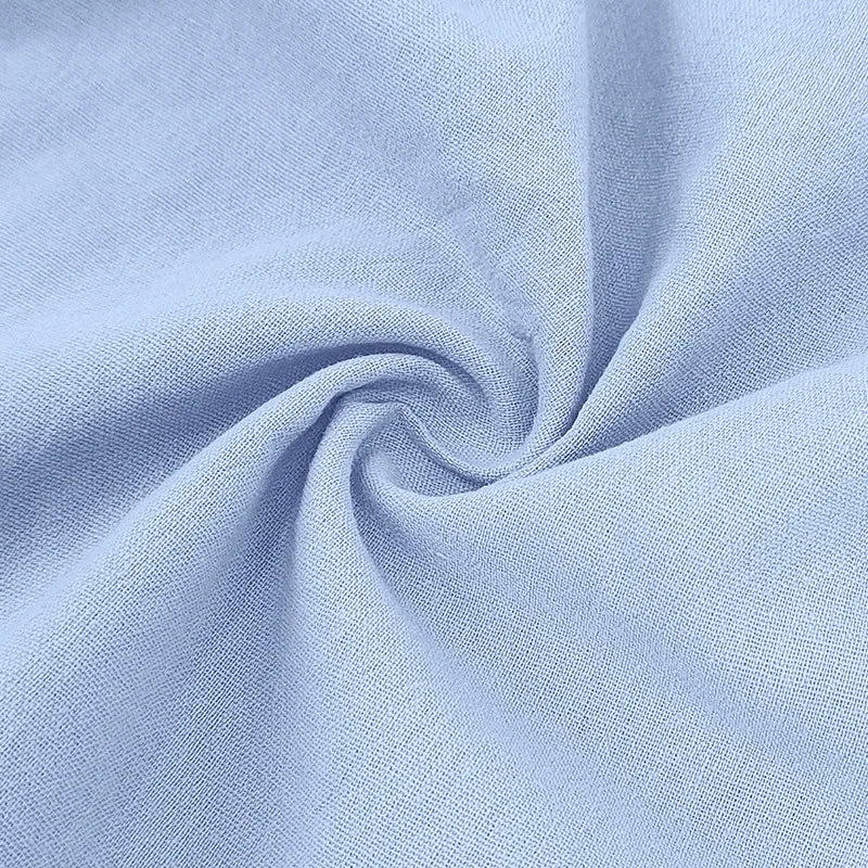 Gros plan sur la matière lin et coton du short blanc, soulignant sa grande respirabilité.